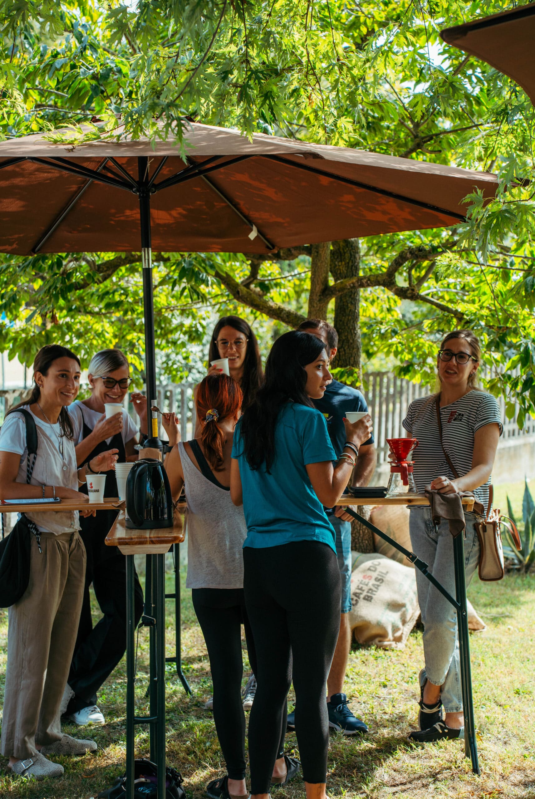 Gruppo di persone che bevono caff&egrave; la Brasiliana in giardino_ il rito del caff&egrave;_ degustazione